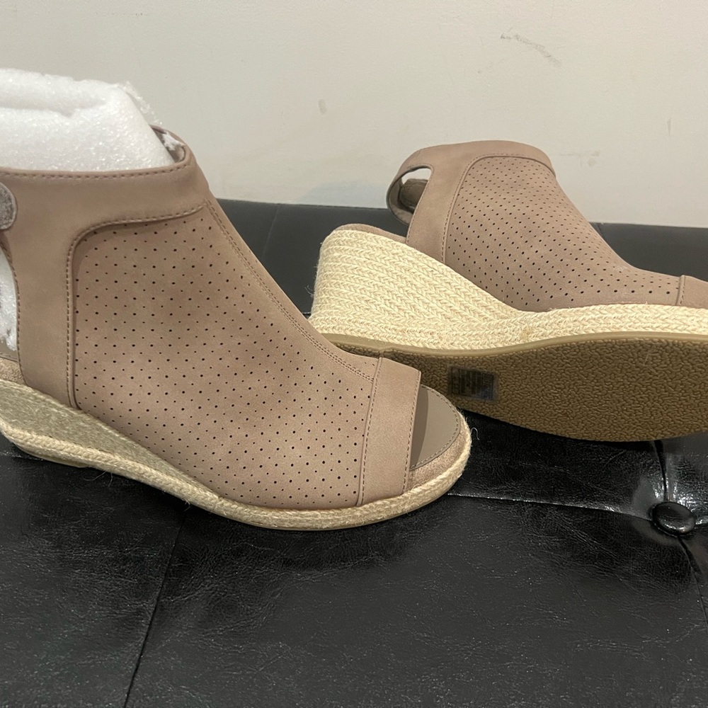 Skechers Women's Beige Wedge Sandals